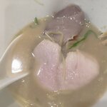 虎一番 - よく焼いた豚チャーシュー
      よく焼いてない鶏チャーシュー