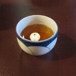 料亭 金鍋 - 焙じ茶にレトロ照明が写り趣の一杯に