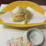 料亭 金鍋 - 鯛の大葉揚げ、ゆかり塩で