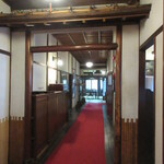 料亭 金鍋 - 廊下には、緋毛氈