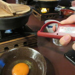 料亭 金鍋 - 仲居さんが火を入れる