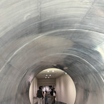 サントリー 天然水のビール工場 東京・武蔵野ブルワリー - 以前使われていた樽の中くぐって行きます。