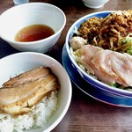 麺屋　たか - スープ付き。ライス（税込100円）はキーマカレーまぜそばにはマストです