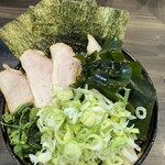 王道家直系 家系ラーメン がく - 