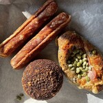 リトルマーメイド - 料理写真:デニッシュバーザクザクシュガー¥180外×2、スパイシー黒カレーパン¥240外、黒ゴマパンの枝豆チーズ¥270外