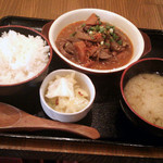 博多屋台風酒場 うおっしょい！ - 日替わり定食650円はもつ煮定食。