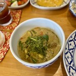 タイピント - ゲェーンペェット（レッドカレー）　タイピントで一番の辛みとモリモリ野菜、バイマックルーの葉がいいアクセント