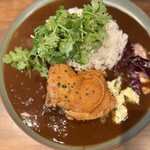 中目黒カレー明凛堂 - ほろほろ肉塊　骨付きチキンカレー　パクチースペシャルトッピング