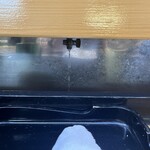 亀庄寿司 - カウンター前水道