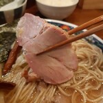 奈つやの中華そば - チャーシューはバラとロース。ロースは燻製かけてる