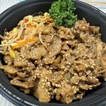 三谷牛肉店 - お肉の味付けは、ウスターソースを強く感じた‥イメージではオイスターソースが主となると思うのだが。あと、たけのことかは入ってない。私ならぷりんの母の豚バラ焼肉って名前つける。