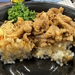 三谷牛肉店 - 量多い。半分だけ取り分ける。図らずも断面。もやしはナムルみたいな感じ。八幡屋礒五郎さんの力を借りる。美味しい変化。半分はまた明日。オイスターソース持ってこようっと。