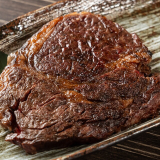 噛んだ瞬間、うまみが溢れ出す「和牛肩ロース芯の炭焼き」