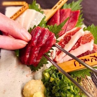 入手困難な天然極上霜降り馬刺しが食べられる！
