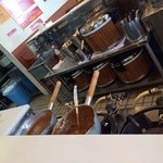 カレーショップ インデアン - 注文が入ると小鍋で小気味よく混ぜながら温めます。