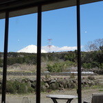 店内からは富士山の先っちょが見えてます。畑も。