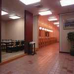 Sushi Washoku Shikama - 一階　ホール  空間と明るさを贅沢に