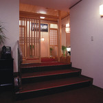 Sushi Washoku Shikama - 二階　エントランス  個室と個室が独立静かな