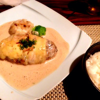 旬菜ステーキ処 らいむらいと - ランチメニューにはライスとミニサラダ、それにコーヒーかアイスクリームのどちらか、の計３点がついてきます。ライスは大盛無料。