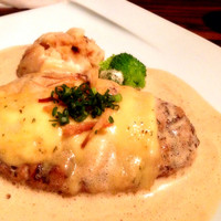 旬菜ステーキ処 らいむらいと - らいむらいと風チーズハンバーグ（250g：1,580円）。ガーリックバターソースが絶品だっただけにチーズは余計だったかな。ノーマルのハンバーグをおすすめします。
