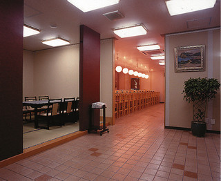 Sushi Washoku Shikama - 一階　ホール  空間と明るさを贅沢に