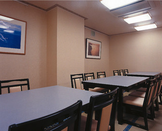 Sushi Washoku Shikama - 一階　小上がり  畳に椅子のお部屋です、