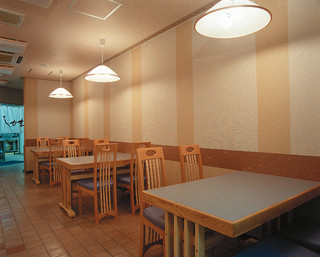 Sushi Washoku Shikama - １階　テーブル席  六人掛けテーブルが三席