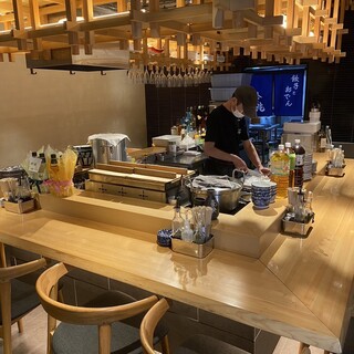 地下に進み店内に入ると大きなコの字型カウンターがお出迎え☆