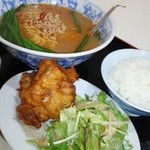 Panda - Aランチ、唐揚げとサラダと台湾ラーメンとご飯と漬け物、７００円