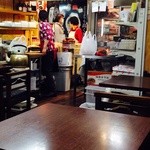 キムチの大盛屋 - 入り口でチヂミ焼いてます。