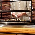 銀座 きた川 - 窓を開け、炭火焼を