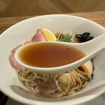 酒肴場 屯 - 昆布水と煮干しの旨みにちょい濃いめのカエシでツルモチ麺との相性抜群