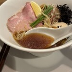 酒肴場 屯 - 昆布水と煮干しの旨みにちょい濃いめのカエシでツルモチ麺との相性抜群