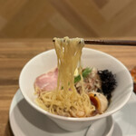 酒肴場 屯 - ツルモチ食感の平打ちちぢれ麺