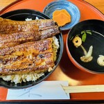 うなぎの美鶴 - 鰻丼3800円 タレと鰻がご飯の上に乗って提供