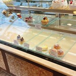 Pion - ショーケースのケーキはかなり数少なくなっていました