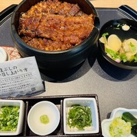 まるや本店 中部国際空港店 - 特上ひつまぶし 7250円 1-1.5人前だそう。