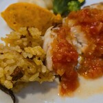 キッチン ブルー グローブ - 鱈ポワレをカット、ソースをタップリ乗せて