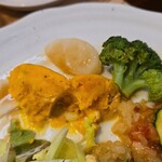 キッチン ブルー グローブ - パンプキンポテサラをカット