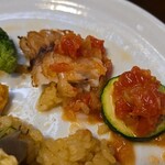 キッチン ブルー グローブ - 鱈のポワレは最後、ズッキーニへラビコットソースを乗せる