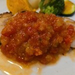 キッチン ブルー グローブ - 正面から、トマトソースが溢れています