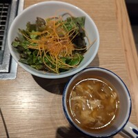 横浜焼肉kintan - ランチについてくるサラダと卵スープ