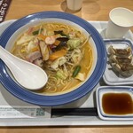 リンガーハット - ピリカラちゃんぽん＋ぎょうざ（3個）全景