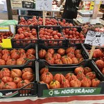 Antica Pasticceria Castino - この日はメルカートが開かれていた。Cuore di Bull (牛の心臓) という名のトマトがおいしい！ 2.80EUR/kg 安い