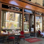 Antica Pasticceria Castino - ブルーのワンピース姿が似合うルノワールの絵に似た女性 (この街はフランス領だった時代もある)