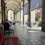 Antica Pasticceria Castino - 店は Cathedral di Saint Donatus の脇にある