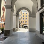 Antica Pasticceria Castino - 店の右隣は銀行