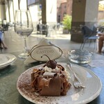 Antica Pasticceria Castino - この店発祥の菓子「la torta Zurigo」(チューリッヒのトルテ) 甘過ぎずさっぱりしている