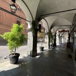 Antica Pasticceria Castino - Cathedral di Saint Donatus 横の柱廊