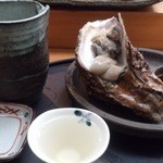 寿司割烹 魚紋 - 冷酒（銘柄不明）と岩牡蠣